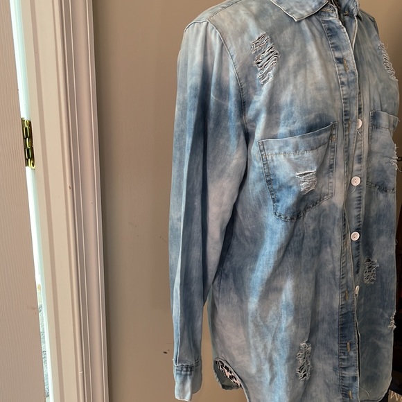 SUPER CUTE Distressed Denim Button Front Shirt - Size 1X Jean Top 💙💙💙 - Picture 3 of 7